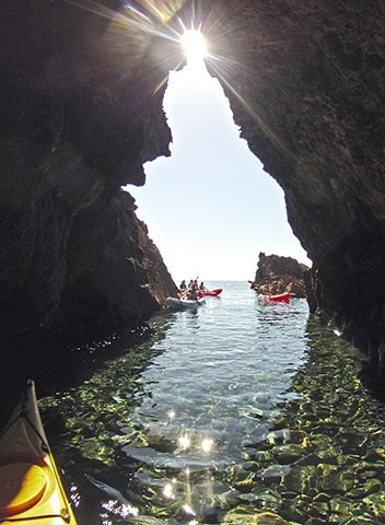 Cabo de Gata Activo kayak y snorkel - rutas guiadas en cuevas